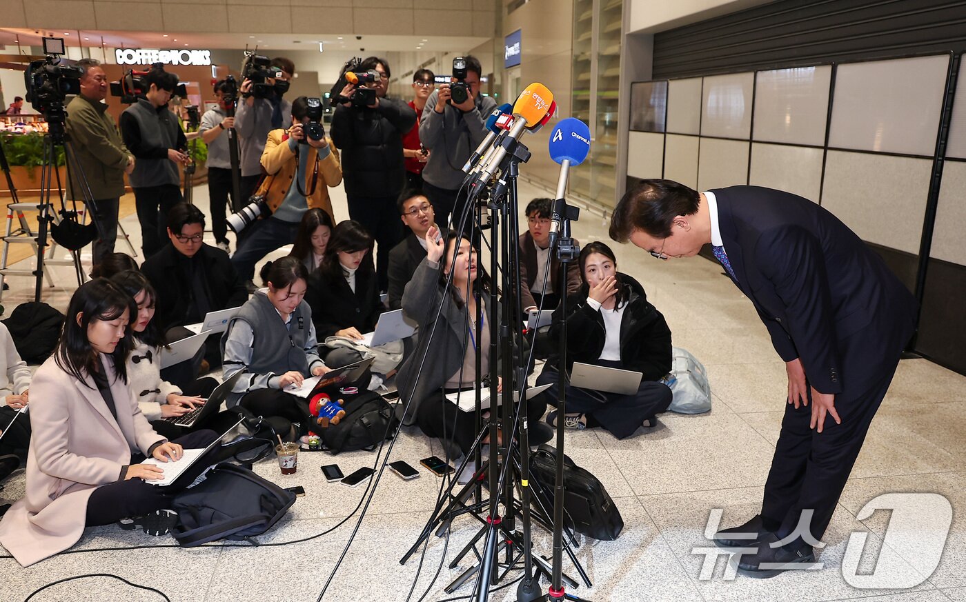 본문 이미지 - 통일교로부터 금품을 수수했다는 의혹이 제기된 전재수 해양수산부 장관이 11일 오전 &#39;UN해양총회&#39; 유치 활동을 마친 후 인천국제공항 제2여객터미널을 통해 귀국해 입장을 밝힌 후 인사하고 있다. 2025.12.11/뉴스1 ⓒ News1 김성진 기자