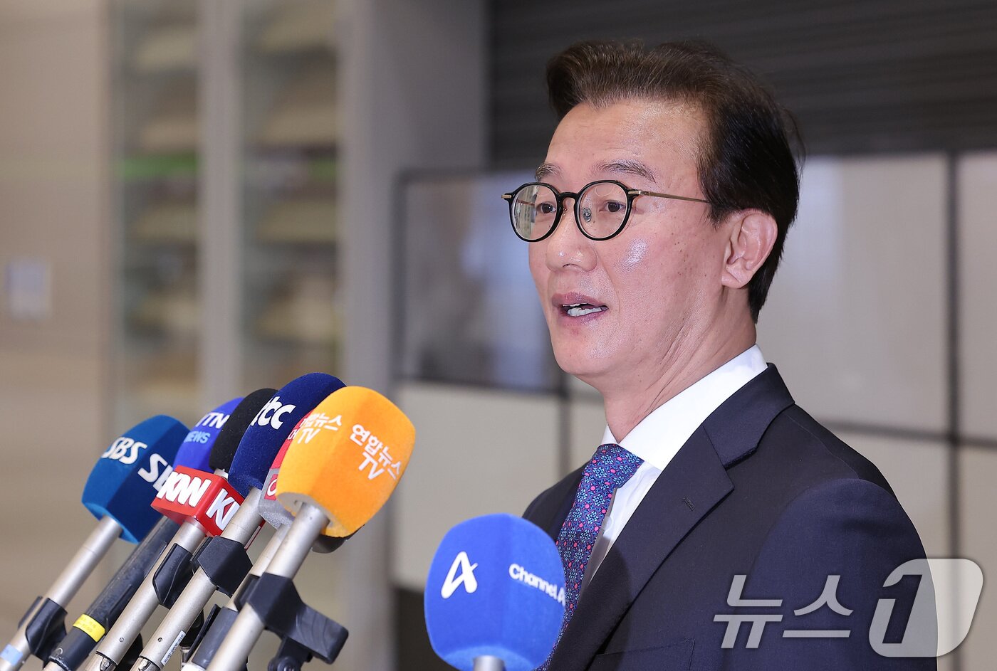 본문 이미지 - 통일교로부터 금품을 수수했다는 의혹이 제기된 전재수 해양수산부 장관이 11일 오전 &#39;UN해양총회&#39; 유치 활동을 마친 후 인천국제공항 제2여객터미널을 통해 귀국한 후 입장을 밝히고 있다. 2025.12.11/뉴스1 ⓒ News1 김성진 기자