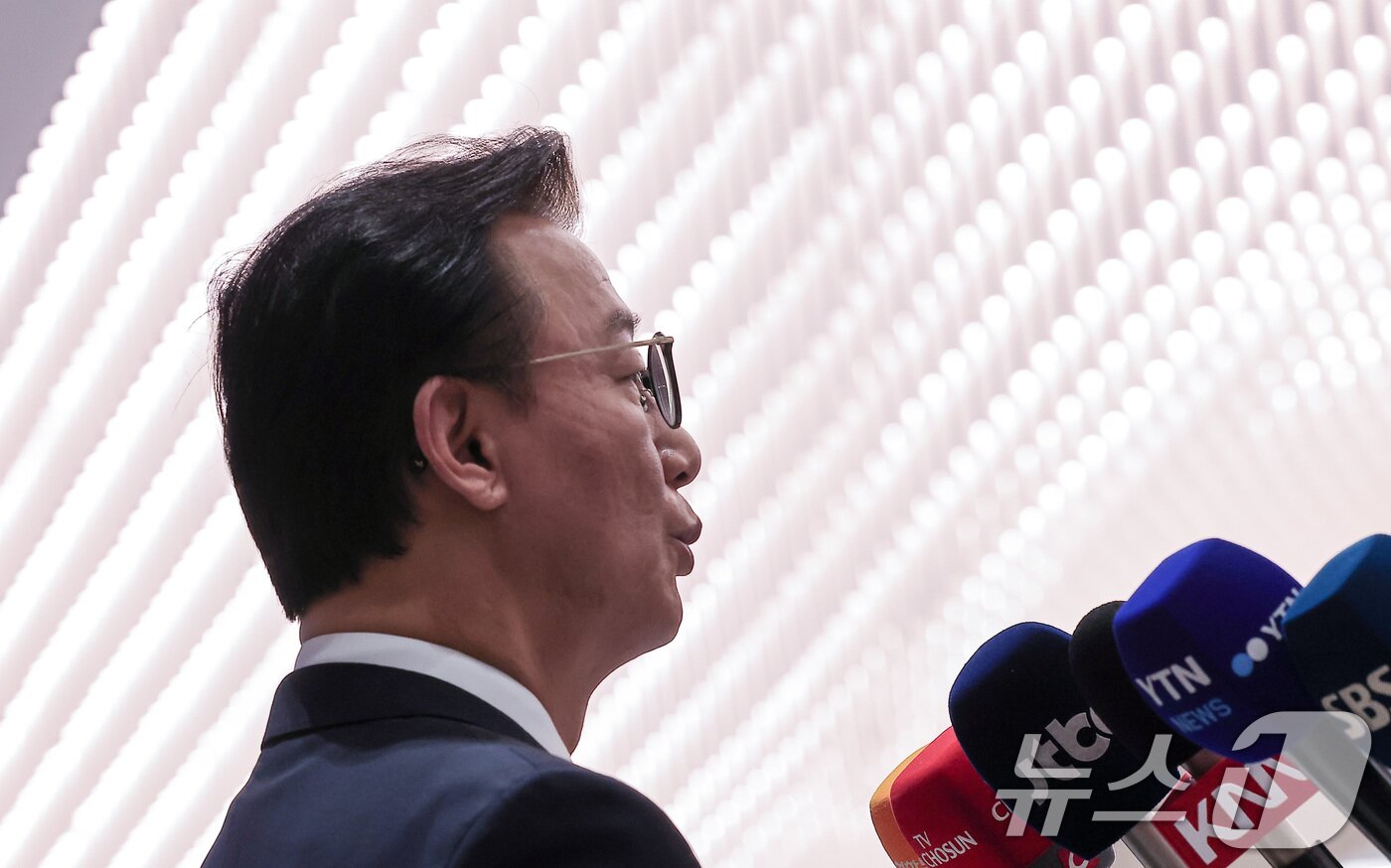 본문 이미지 - 통일교로부터 금품을 수수했다는 의혹이 제기된 전재수 해양수산부 장관이 11일 오전 &#39;UN해양총회&#39; 유치 활동을 마친 후 인천국제공항 제2여객터미널을 통해 귀국한 후 입장을 밝히고 있다. 2025.12.11/뉴스1 ⓒ News1 김성진 기자