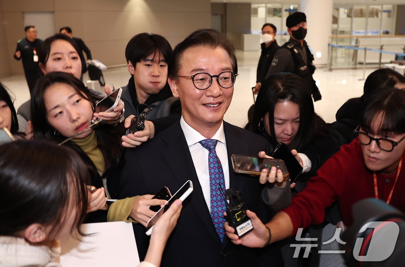 본문 이미지 - 통일교로부터 금품을 수수했다는 의혹이 제기된 전재수 해양수산부 장관이 11일 오전 &#39;UN해양총회&#39; 유치 활동을 마친 후 인천국제공항 제2여객터미널을 통해 귀국해 입장을 밝힌 후 발걸음을 옮기고 있다.  2025.12.11/뉴스1 ⓒ News1 김성진 기자