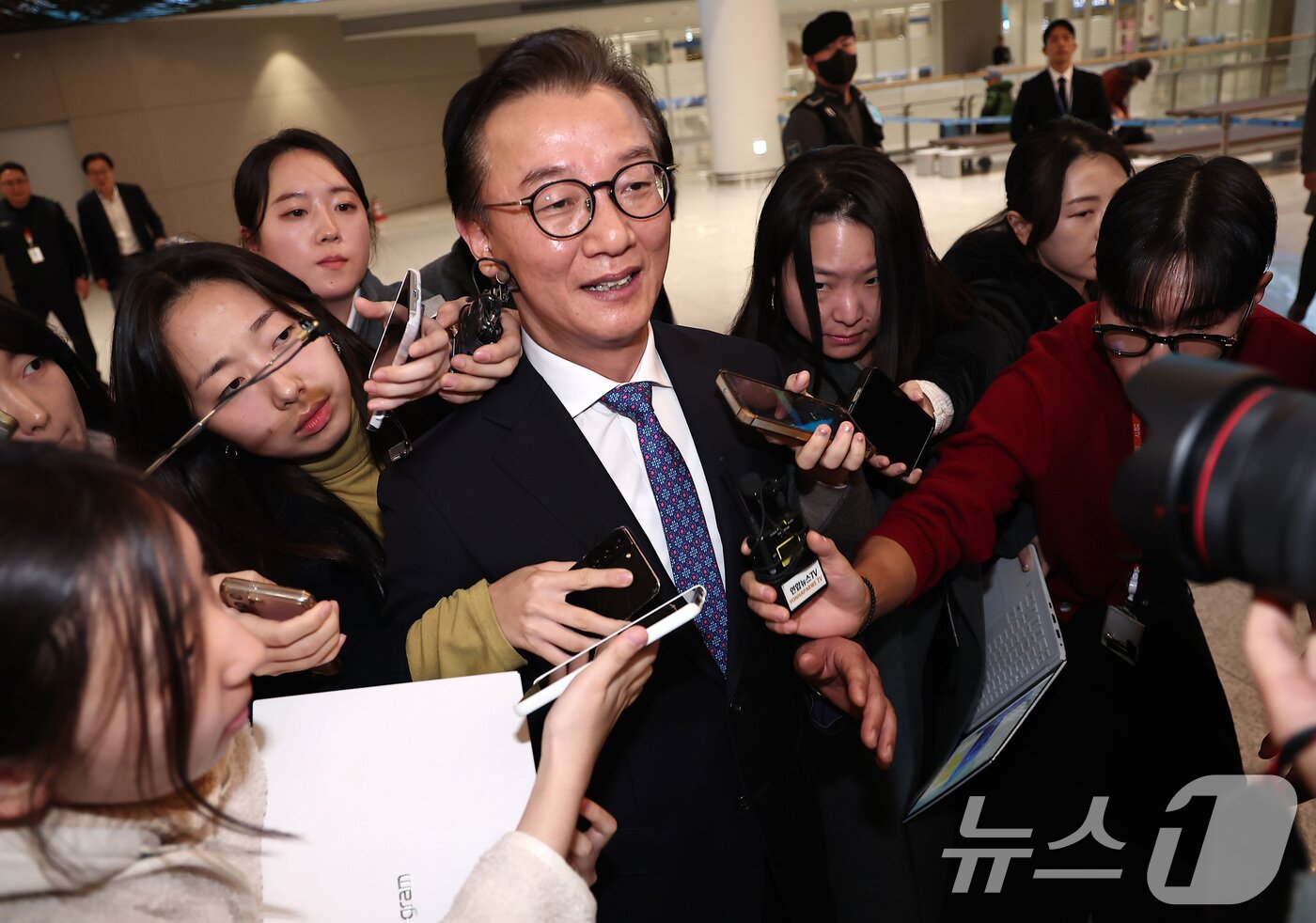 본문 이미지 - 통일교로부터 금품을 수수했다는 의혹이 제기된 전재수 해양수산부 장관이 11일 오전 &#39;UN해양총회&#39; 유치 활동을 마친 후 인천국제공항 제2여객터미널을 통해 귀국해 입장을 밝힌 후 발걸음을 옮기고 있다. 윤영호 전 통일교 세계본부장은 지난 2018년에서 2020년 당시 전재수 의원에게 수천만원이 담긴 현금 상자와 명품 시계 2점을 전달했다고 김건희 국정농단 특검에 진술한 것으로 알려졌다. 2025.12.11/뉴스1 ⓒ News1 김성진 기자