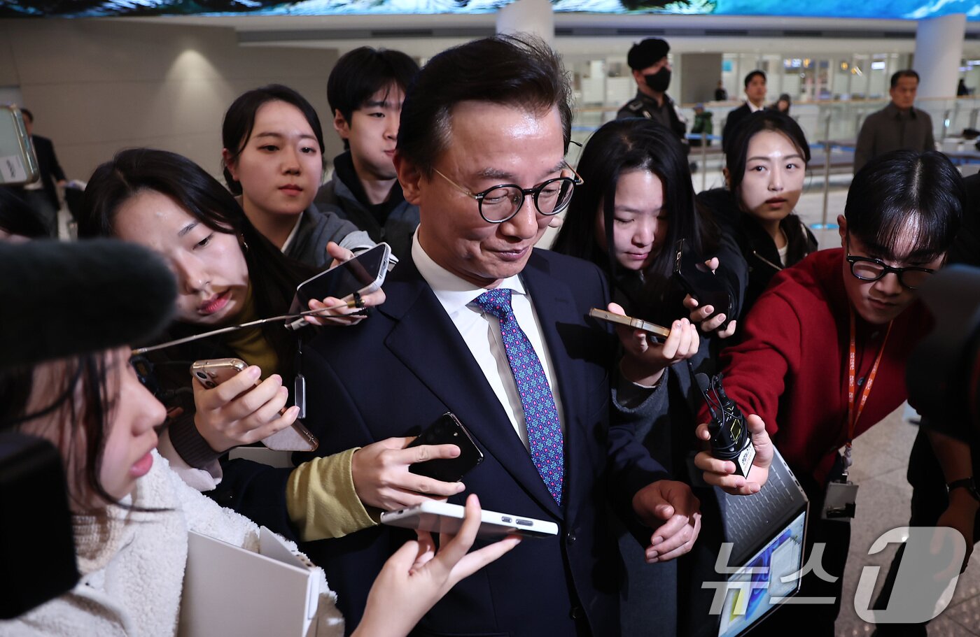 본문 이미지 - 통일교로부터 금품을 수수했다는 의혹이 제기된 전재수 해양수산부 장관이 11일 오전 &#39;UN해양총회&#39; 유치 활동을 마친 후 인천국제공항 제2여객터미널을 통해 귀국해 입장을 밝힌 후 발걸음을 옮기고 있다. 2025.12.11/뉴스1 ⓒ News1 김성진 기자