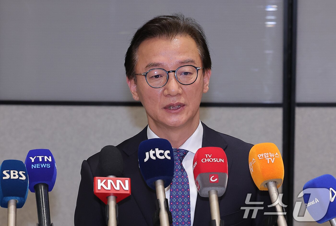 본문 이미지 - 통일교로부터 금품을 수수했다는 의혹이 제기된 전재수 해양수산부 장관이 11일 오전 &#39;UN해양총회&#39; 유치 활동을 마친 후 인천국제공항 제2여객터미널을 통해 귀국해 입장을 밝히고 있다. 2025.12.11/뉴스1 ⓒ News1 김성진 기자