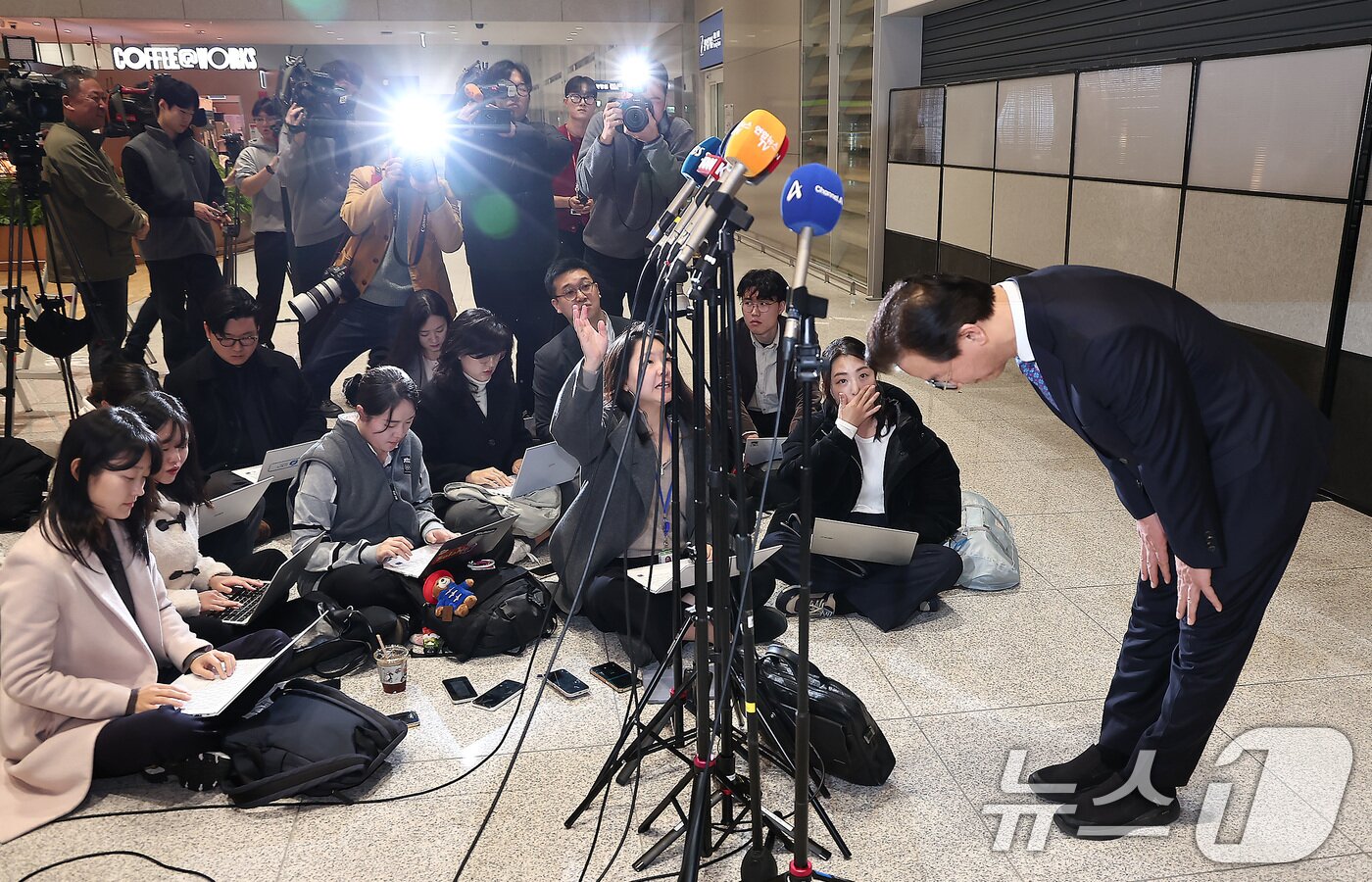 본문 이미지 - 통일교로부터 금품을 수수했다는 의혹이 제기된 전재수 해양수산부 장관이 11일 오전 &#39;UN해양총회&#39; 유치 활동을 마친 후 인천국제공항 제2여객터미널을 통해 귀국해 입장을 밝힌 후 인사하고 있다. 2025.12.11/뉴스1 ⓒ News1 김성진 기자