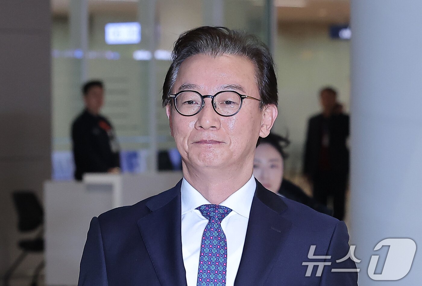 본문 이미지 - 통일교로부터 금품을 수수했다는 의혹이 제기된 전재수 해양수산부 장관이 11일 오전 &#39;UN해양총회&#39; 유치 활동을 마친 후 인천국제공항 제2여객터미널을 통해 귀국하고 있다. 2025.12.11/뉴스1 ⓒ News1 김성진 기자