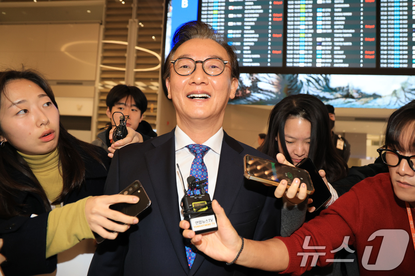 (인천공항=뉴스1) 김성진 기자 = 통일교로부터 금품을 수수했다는 의혹이 제기된 전재수 해양수산부 장관이 11일 오전 'UN해양총회' 유치 활동을 마친 후 인천국제공항 제2여객터미 …