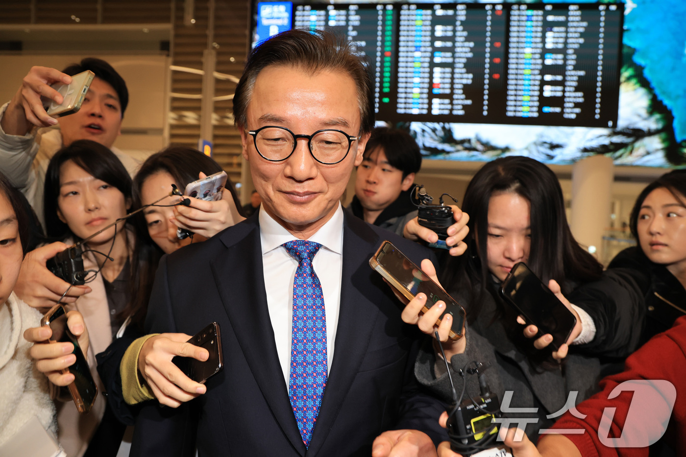 (인천공항=뉴스1) 김성진 기자 = 통일교로부터 금품을 수수했다는 의혹이 제기된 전재수 해양수산부 장관이 11일 오전 'UN해양총회' 유치 활동을 마친 후 인천국제공항 제2여객터미 …