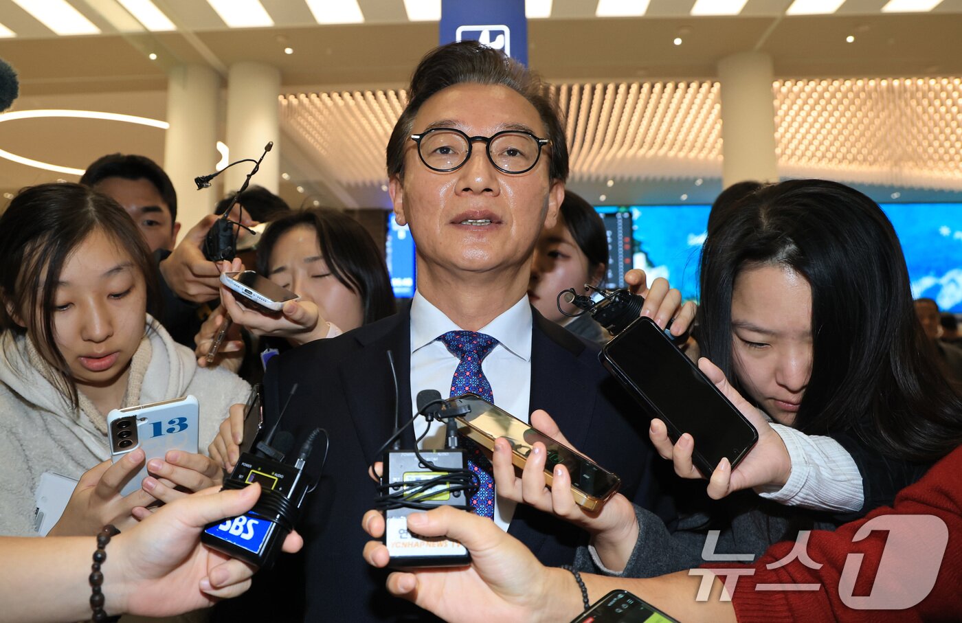 본문 이미지 - 통일교로부터 금품을 수수했다는 의혹이 제기된 전재수 해양수산부 장관이 11일 오전 &#39;UN해양총회&#39; 유치 활동을 마친 후 인천국제공항 제2여객터미널을 통해 귀국해 입장을 밝힌 후 공항을 빠져나가고 있다. &#40;공동취재&#41; 2025.12.11/뉴스1 ⓒ News1 김성진 기자