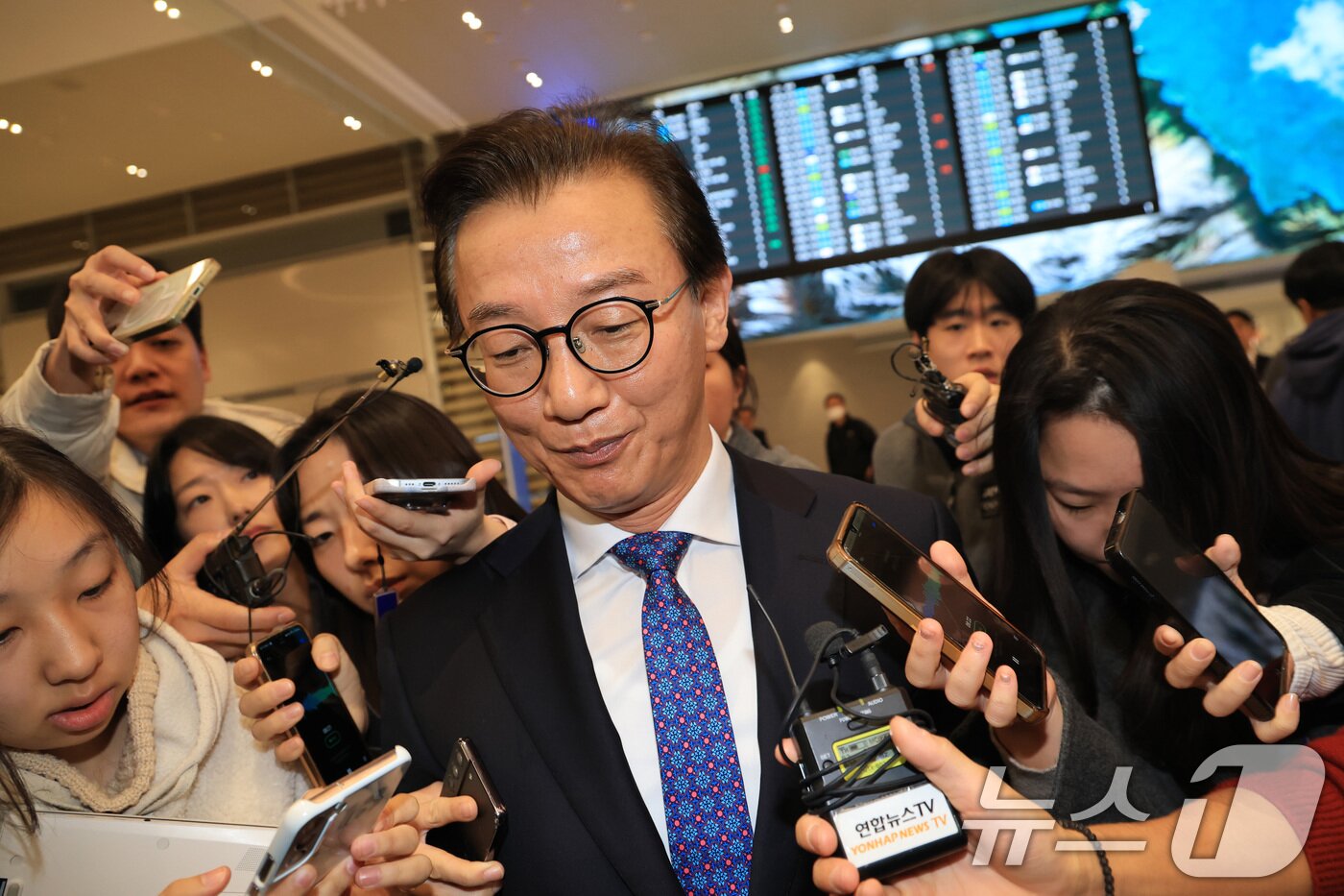 본문 이미지 - 통일교로부터 금품을 수수했다는 의혹이 제기된 전재수 해양수산부 장관이 11일 오전 &#39;UN해양총회&#39; 유치 활동을 마친 후 인천국제공항 제2여객터미널을 통해 귀국해 입장을 밝힌 후 공항을 빠져나가고 있다. &#40;공동취재&#41; 2025.12.11/뉴스1 ⓒ News1 김성진 기자