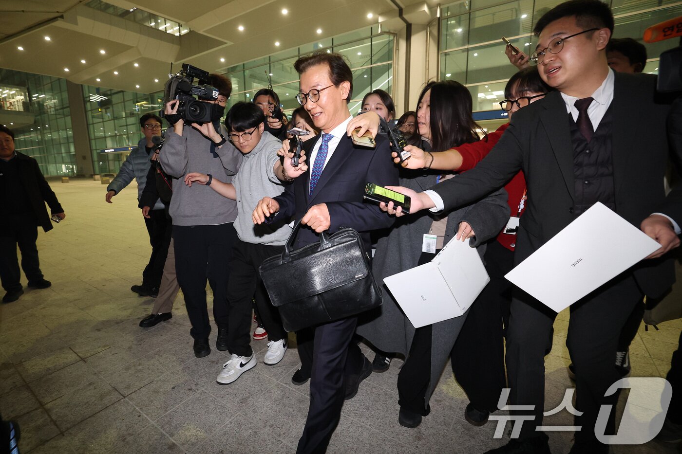본문 이미지 - 통일교로부터 금품을 수수했다는 의혹이 제기된 전재수 해양수산부 장관이 11일 오전 &#39;UN해양총회&#39; 유치 활동을 마친 후 인천국제공항 제2여객터미널을 통해 귀국해 입장을 밝힌 후 공항을 빠져나가고 있다. &#40;공동취재&#41; 2025.12.11/뉴스1 ⓒ News1 김성진 기자