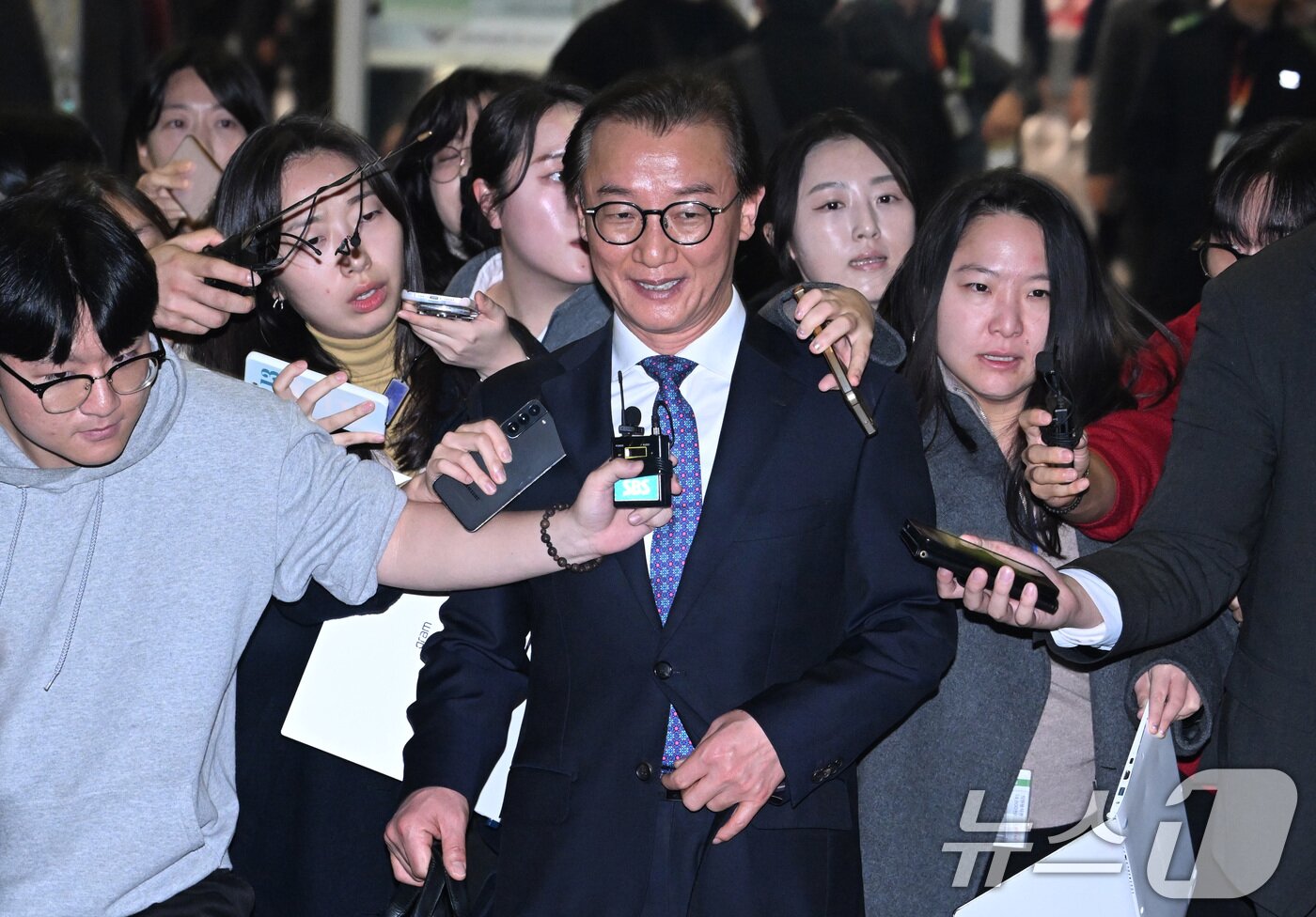 본문 이미지 - 통일교로부터 금품을 수수했다는 의혹이 제기된 전재수 해양수산부 장관이 11일 오전 &#39;UN해양총회&#39; 유치 활동을 마친 후 인천국제공항 제2여객터미널을 통해 귀국해 입장을 밝힌 후 차량에 탑승하고 있다. &#40;공동취재&#41; 2025.12.11/뉴스1 ⓒ News1 김성진 기자