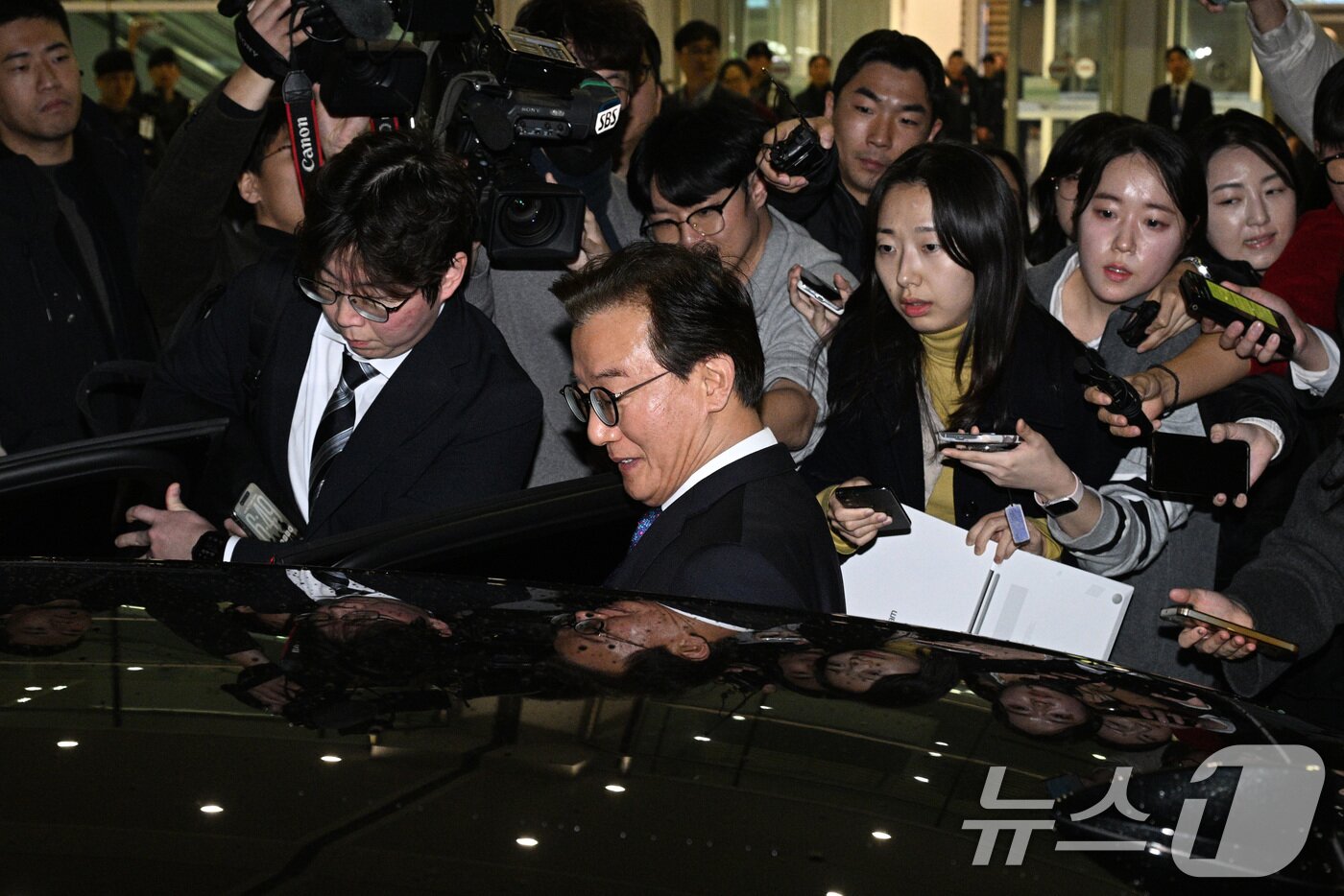 본문 이미지 - 통일교로부터 금품을 수수했다는 의혹이 제기된 전재수 해양수산부 장관이 11일 오전 &#39;UN해양총회&#39; 유치 활동을 마친 후 인천국제공항 제2여객터미널을 통해 귀국해 입장을 밝힌 후 차량에 탑승하고 있다. &#40;공동취재&#41; 2025.12.11/뉴스1 ⓒ News1 김성진 기자