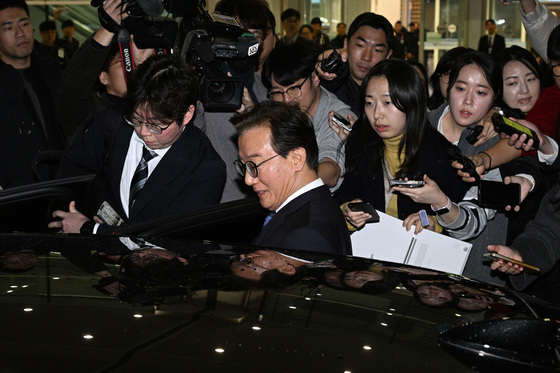 차량 탑승하는 전재수 장관