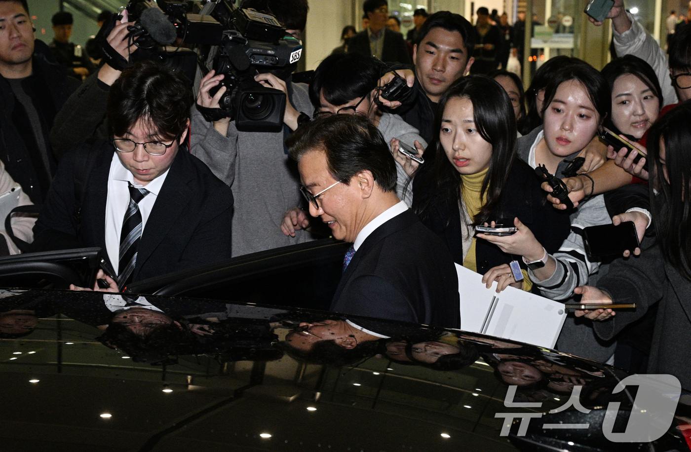 (인천공항=뉴스1) 김성진 기자 = 통일교로부터 금품을 수수했다는 의혹이 제기된 전재수 해양수산부 장관이 11일 오전 'UN해양총회' 유치 활동을 마친 후 인천국제공항 제2여객터미 …