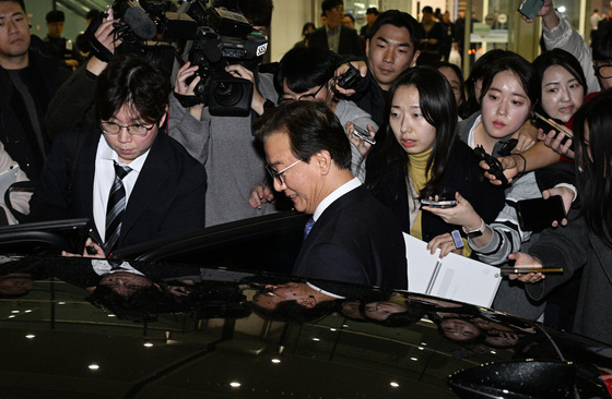 차량 탑승하는 전재수 장관