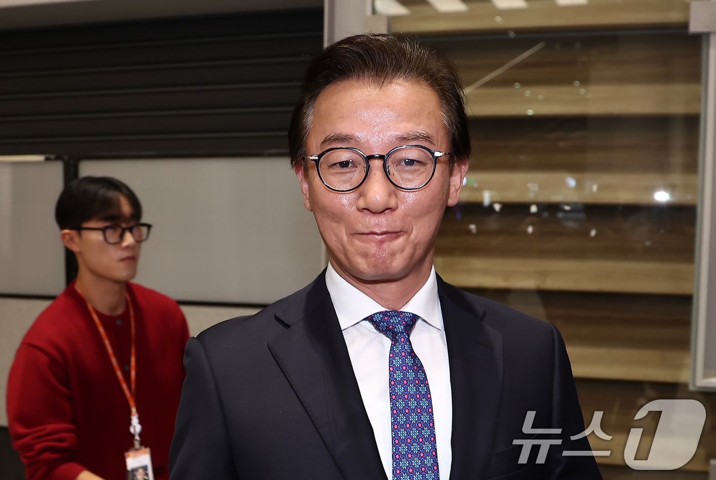 (인천공항=뉴스1) 김성진 기자 = 통일교로부터 금품을 수수했다는 의혹이 제기된 전재수 해양수산부 장관이 11일 오전 'UN해양총회' 유치 활동을 마친 후 인천국제공항 제2여객터미 …