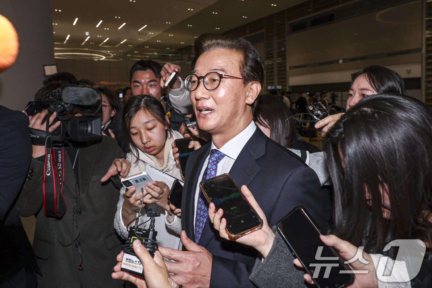 본문 이미지 - 통일교로부터 금품을 수수했다는 의혹이 제기된 전재수 해양수산부 장관이 11일 오전 &#39;UN해양총회&#39; 유치 활동을 마친 후 인천국제공항 제2여객터미널을 통해 귀국해 입장을 밝힌 후 공항을 빠져나가고 있다. 윤영호 전 통일교 세계본부장은 지난 2018년에서 2020년 당시 전재수 의원에게 수천만원이 담긴 현금 상자와 명품 시계 2점을 전달했다고 김건희 국정농단 특검에 진술한 것으로 알려졌다. &#40;공동취재&#41; 2025.12.11/뉴스1 ⓒ News1 김성진 기자