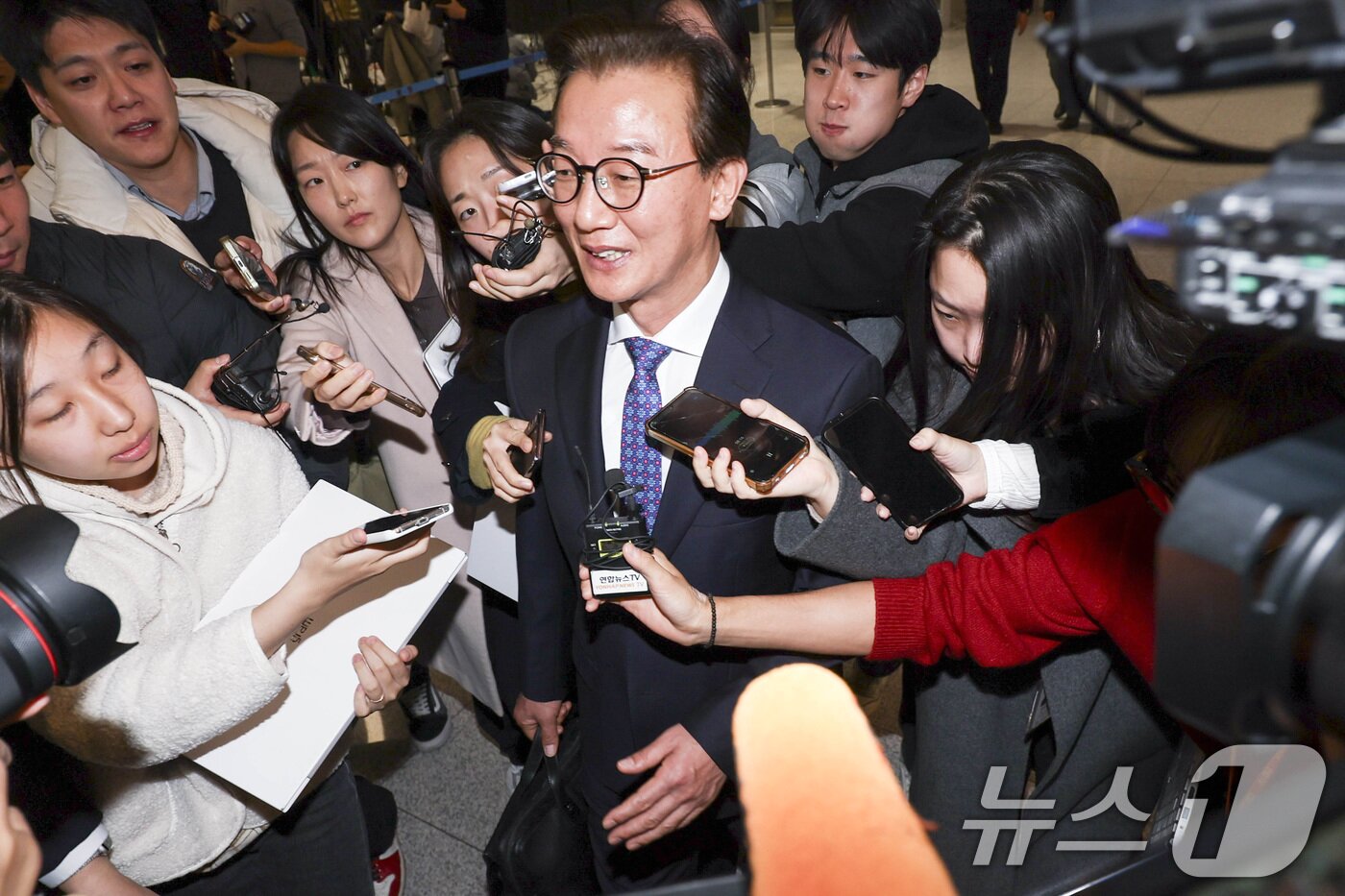 본문 이미지 - 통일교로부터 금품을 수수했다는 의혹이 제기된 전재수 해양수산부 장관이 11일 오전 &#39;UN해양총회&#39; 유치 활동을 마친 후 인천국제공항 제2여객터미널을 통해 귀국해 입장을 밝힌 후 공항을 빠져나가고 있다.  &#40;공동취재&#41; 2025.12.11/뉴스1 ⓒ News1 김성진 기자