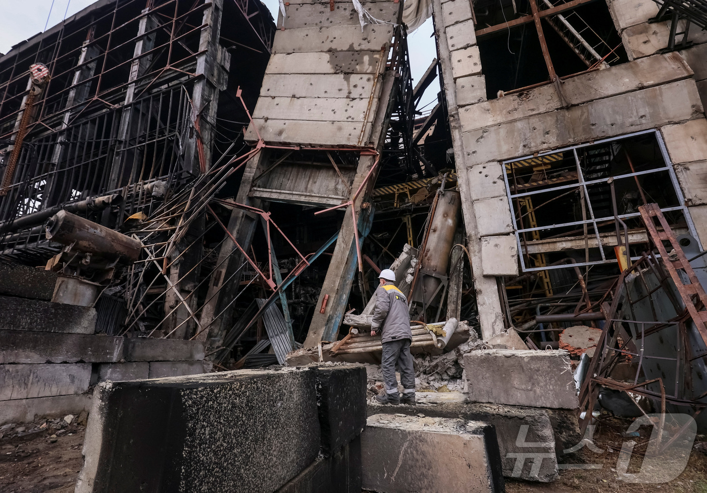 (우크라이나 로이터=뉴스1) 강민경 기자 = 최근 러시아의 미사일과 드론 공격으로 우크라이나의 한 화력발전소가 크게 손상됐다. 이 장면은 10일 우크라이나의 비공개 장소에서 촬영됐 …