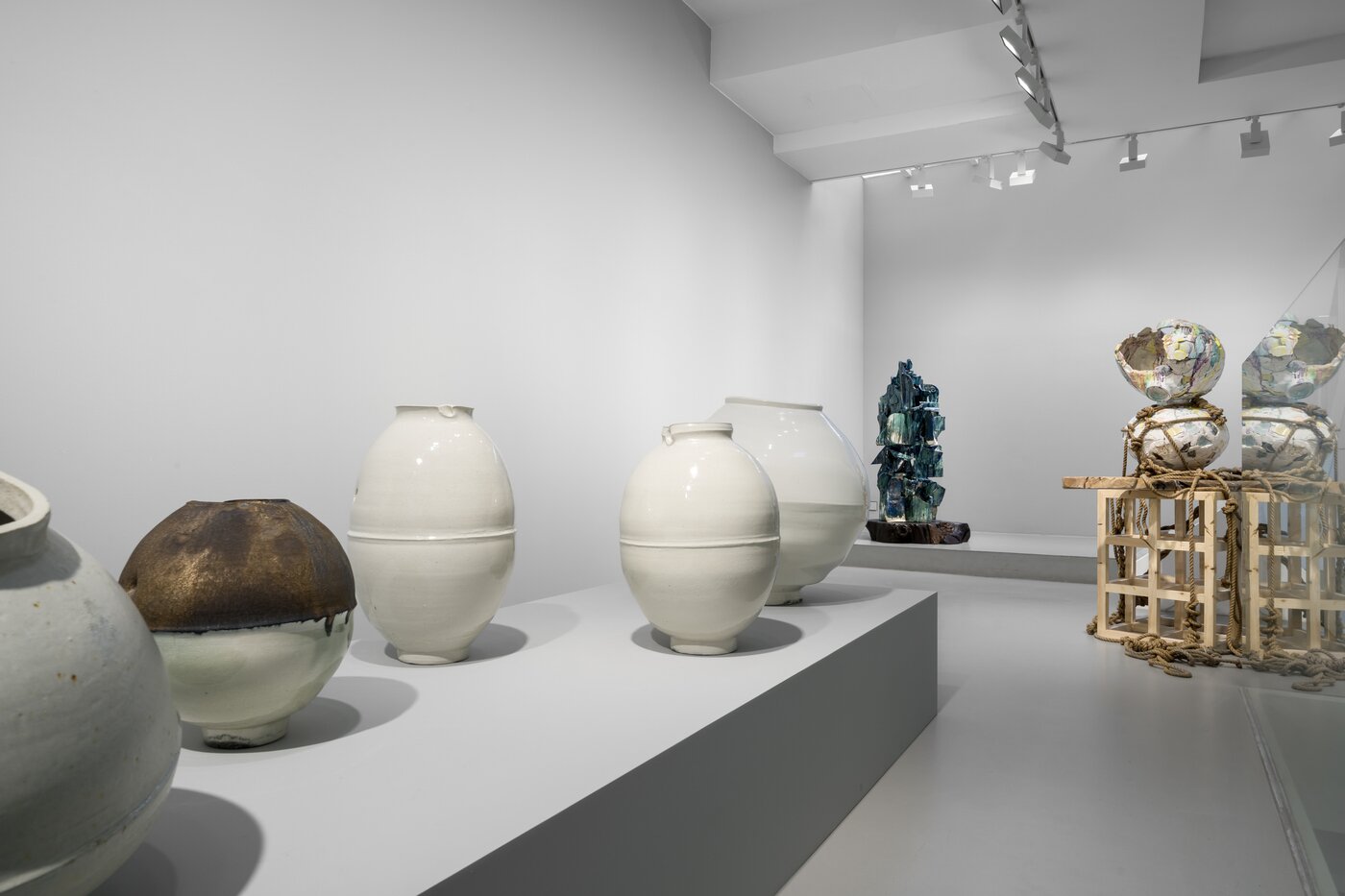 본문 이미지 - 이헌정, 김주리, 김대운 단체전 'Irreverent Forms' 설치 전경, 글래드스톤, 서울, 2025 ⓒ Hun-Chung Lee, Juree Kim, Dan Kim, Courtesy of the artists and Gladstone, 사진: 전병철 (글래드스톤 제공)