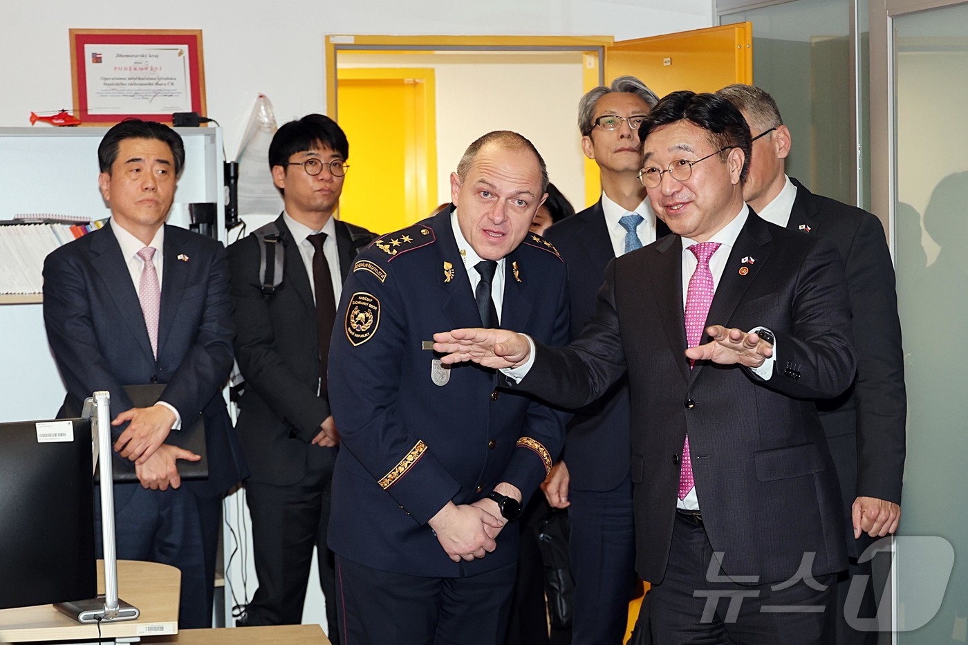 (서울=뉴스1) = 윤호중 행정안전부 장관이 지난 10일 오후(현지시각) 체코 소방청을 방문해 대형 재난 및 국제공조 대응체계 협조 등을 논의하고 주요 시설을 둘러보고 있다. (행 …