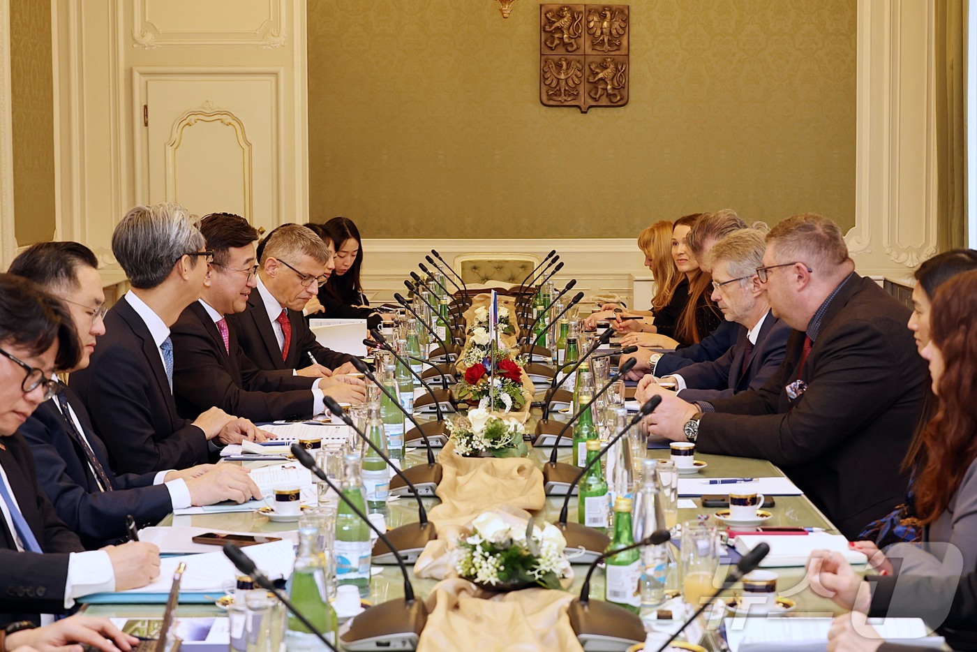 (서울=뉴스1) = 윤호중 행정안전부 장관이 지난 10일 오전(현지시각) 체코 상원의사당을 방문해 밀노쉬 비스트르칠 체코 상원 의장을 접견, 양국 간 교류협력 방안 등에 대해 논의 …