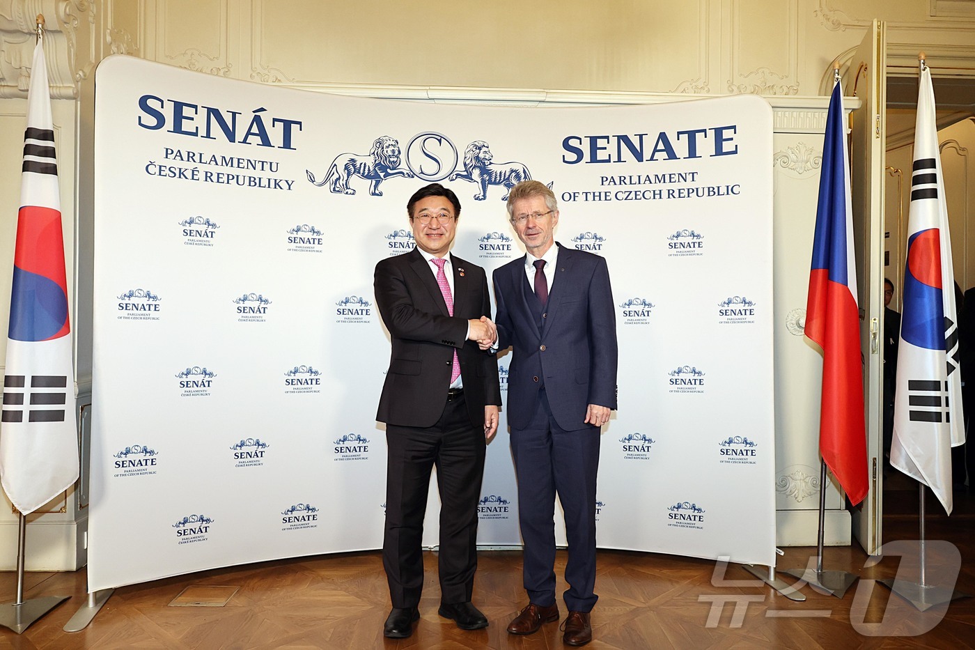 (서울=뉴스1) = 윤호중 행정안전부 장관이 지난 10일 오전(현지시각) 체코 상원의사당을 방문해 밀노쉬 비스트르칠 체코 상원 의장을 접견한 후 기념 촬영하고 있다. (행정안전부 …