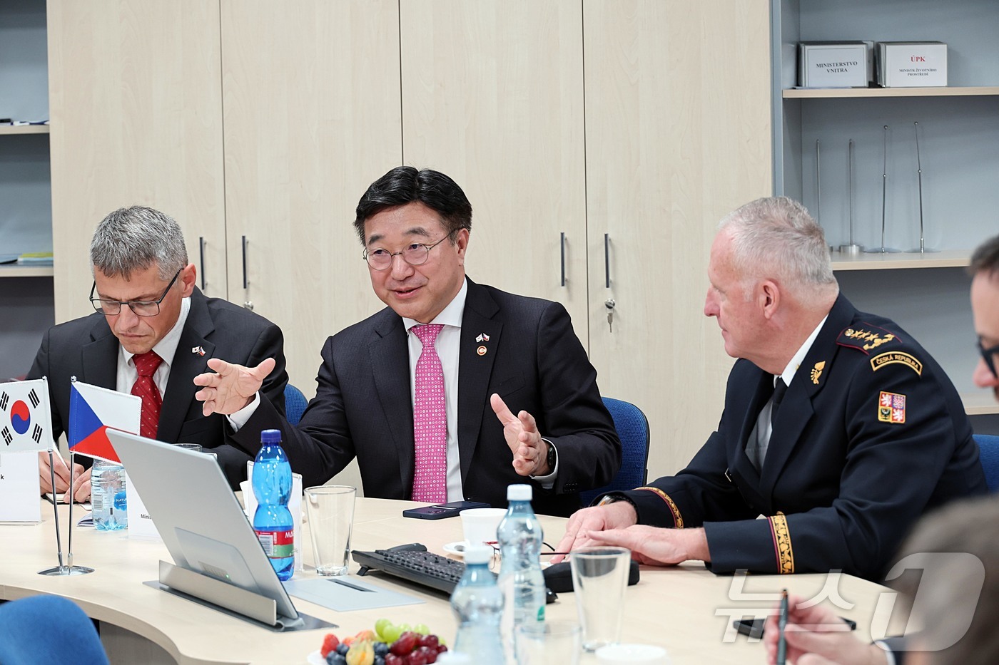 (서울=뉴스1) = 윤호중 행정안전부 장관이 지난 10일 오후(현지시각) 체코 소방청을 방문해 대형 재난 및 국제공조 대응체계 협조 등을 논의하고 있다. (행정안전부 제공. 재판매 …