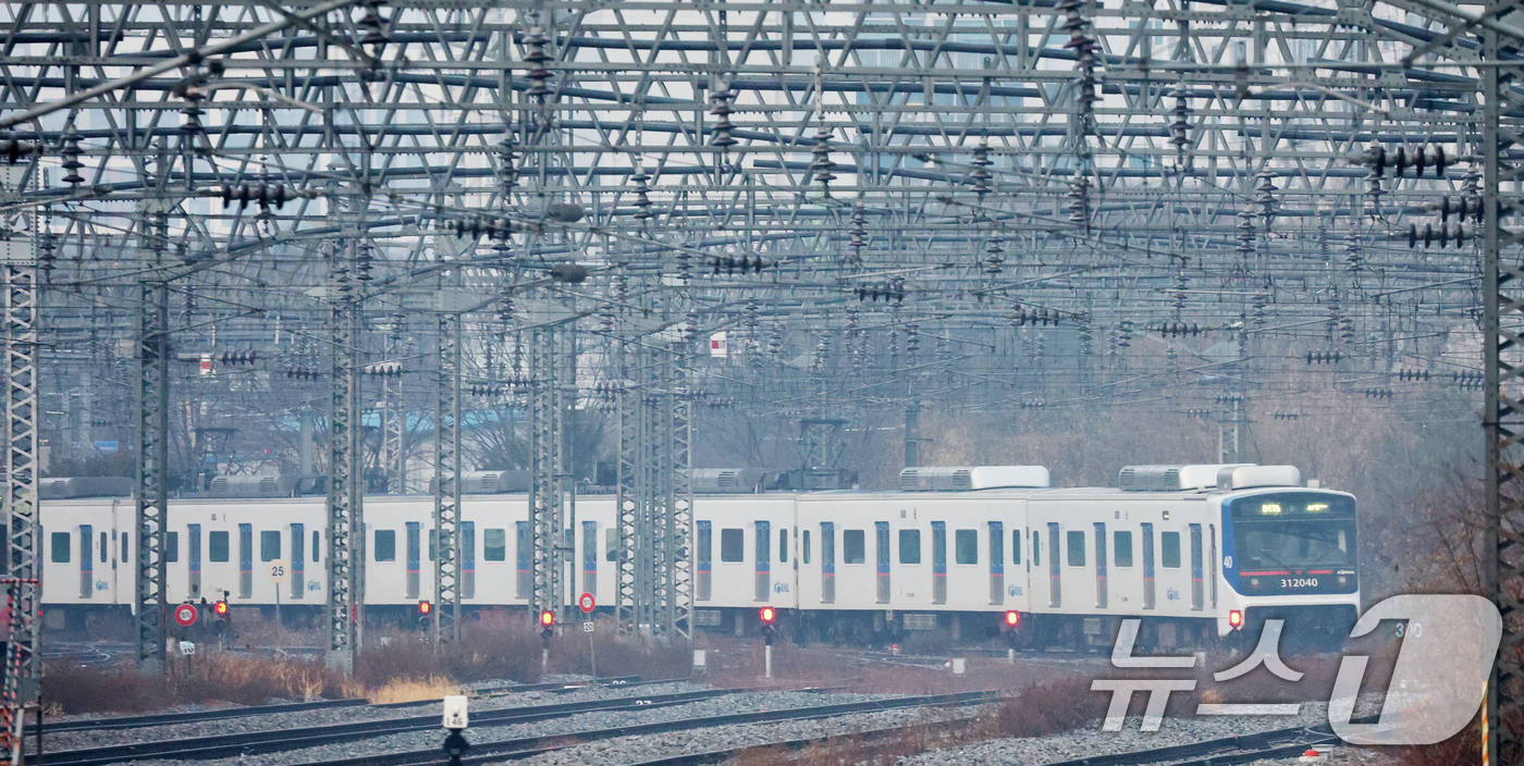 (오산=뉴스1) 김영운 기자 = 11일 경기 오산시 수도권 전철 1호선 서동탄역으로 전동차가 들어오고 있다.한국철도공사(코레일)는 전국철도노동조합이 파업을 유보함에 따라 모든 열차 …