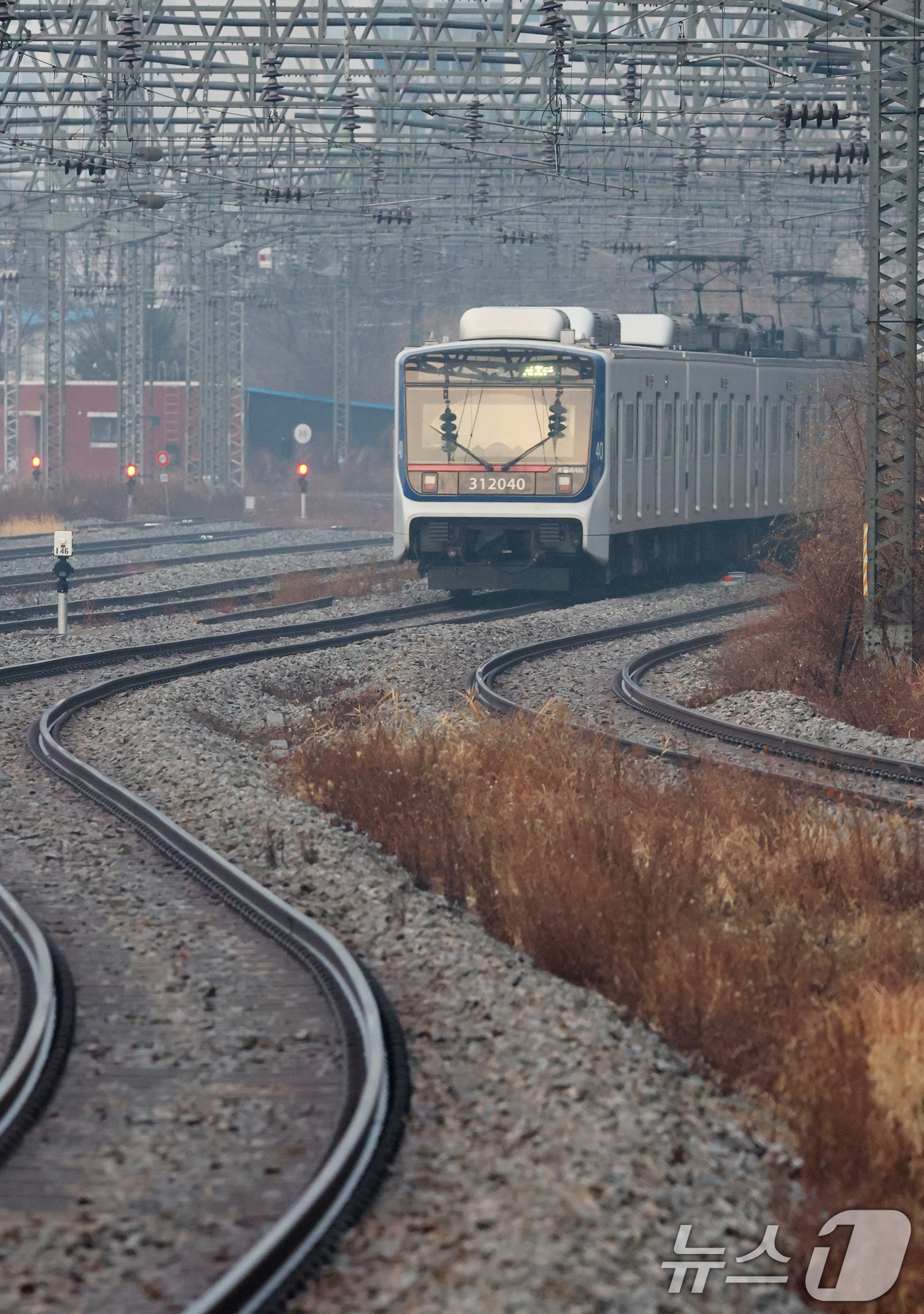 (오산=뉴스1) 김영운 기자 = 11일 경기 오산시 수도권 전철 1호선 서동탄역으로 전동차가 들어오고 있다.한국철도공사(코레일)는 전국철도노동조합이 파업을 유보함에 따라 모든 열차 …