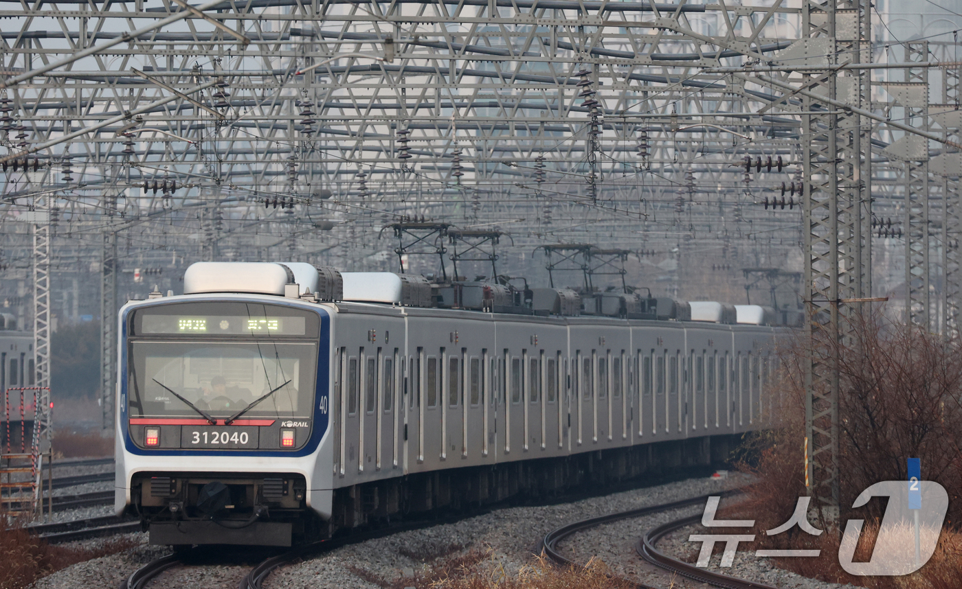 (오산=뉴스1) 김영운 기자 = 11일 경기 오산시 수도권 전철 1호선 서동탄역에서 전동차가 출발하고 있다.한국철도공사(코레일)는 전국철도노동조합이 파업을 유보함에 따라 모든 열차 …
