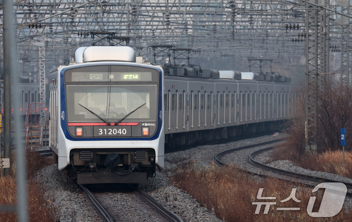 (오산=뉴스1) 김영운 기자 = 11일 경기 오산시 수도권 전철 1호선 서동탄역에서 전동차가 출발하고 있다.한국철도공사(코레일)는 전국철도노동조합이 파업을 유보함에 따라 모든 열차 …