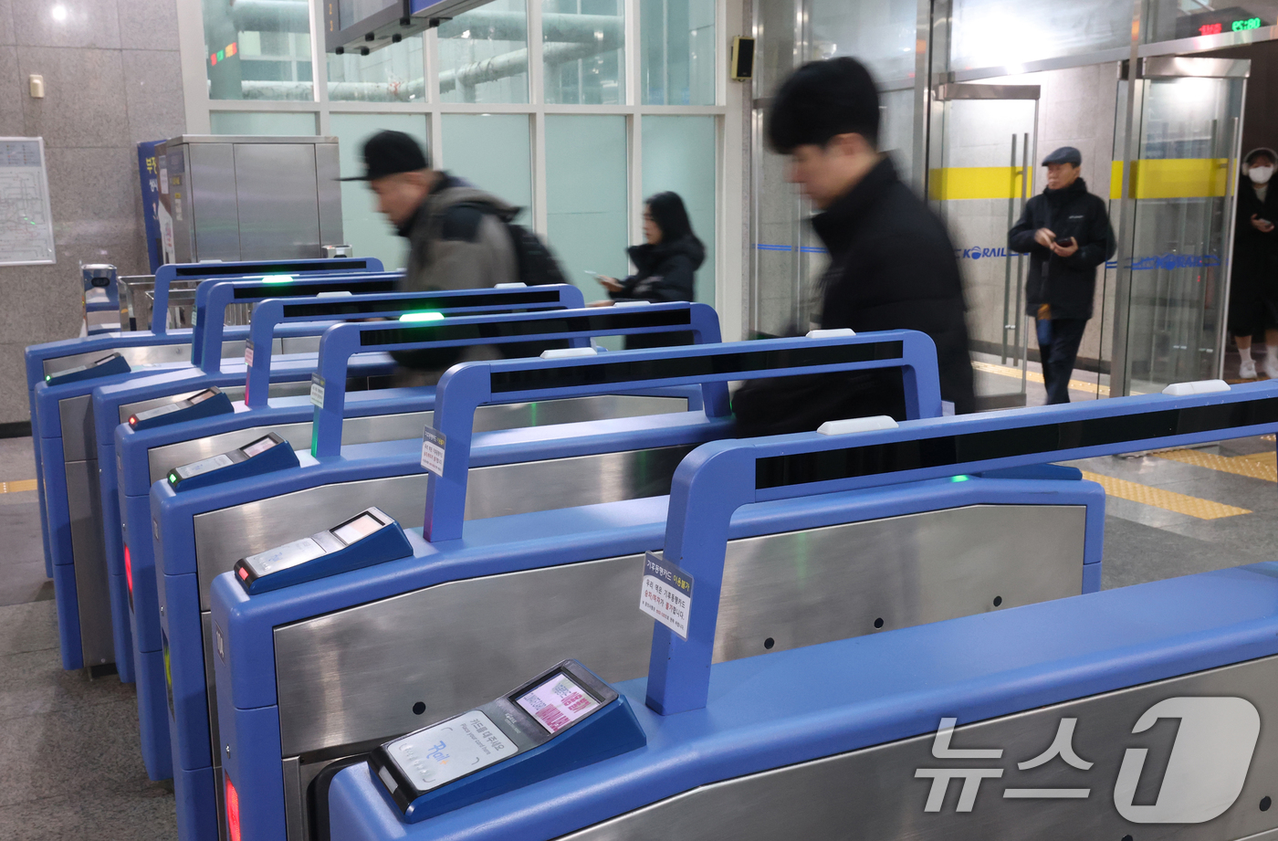 (오산=뉴스1) 김영운 기자 = 11일 경기 오산시 수도권 전철 1호선 서동탄역에서 시민들이 나오고 있다.한국철도공사(코레일)는 전국철도노동조합이 파업을 유보함에 따라 모든 열차를 …