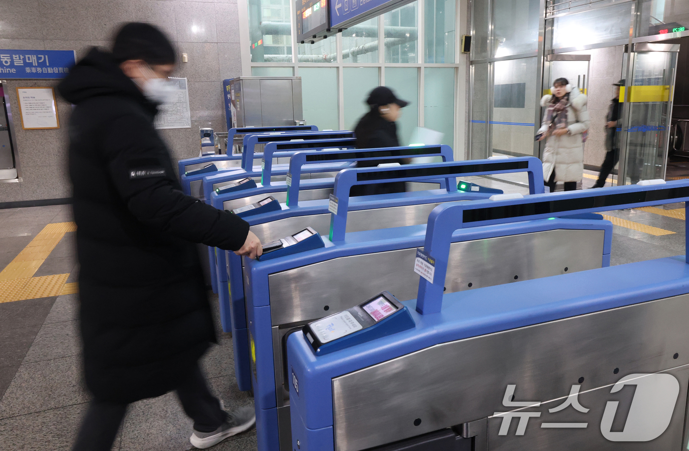 (오산=뉴스1) 김영운 기자 = 11일 경기 오산시 수도권 전철 1호선 서동탄역으로 시민들이 들어가고 있다.한국철도공사(코레일)는 전국철도노동조합이 파업을 유보함에 따라 모든 열차 …