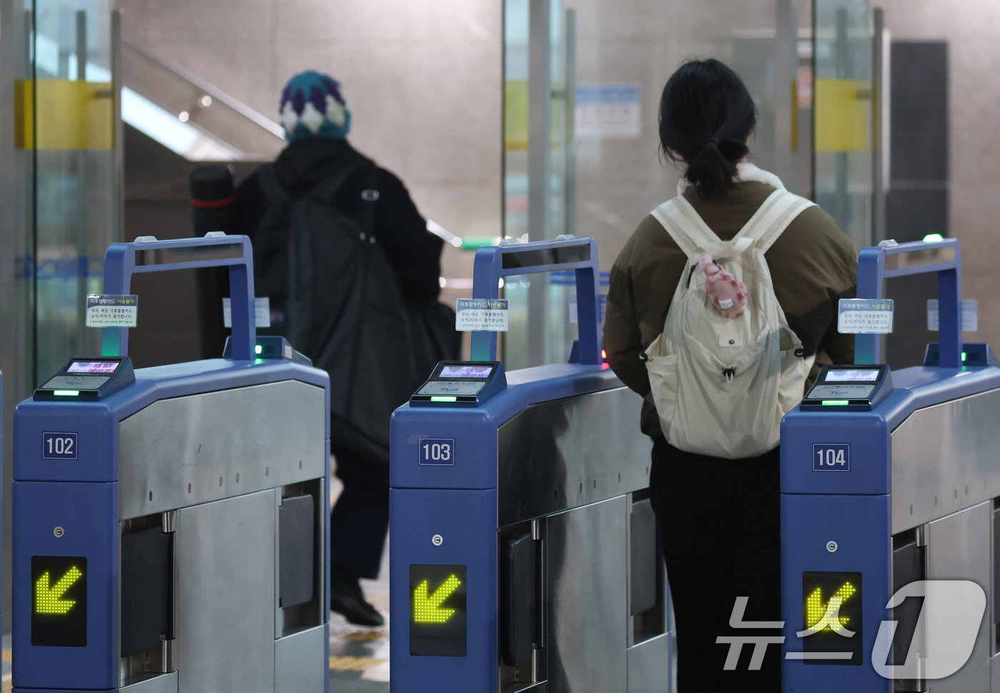 (오산=뉴스1) 김영운 기자 = 11일 경기 오산시 수도권 전철 1호선 서동탄역으로 시민들이 들어가고 있다.한국철도공사(코레일)는 전국철도노동조합이 파업을 유보함에 따라 모든 열차 …