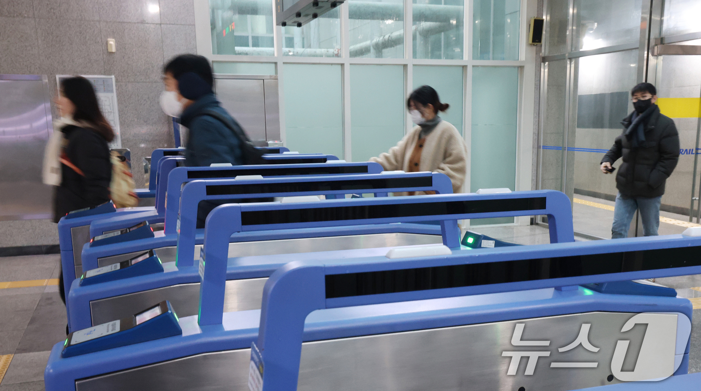 (오산=뉴스1) 김영운 기자 = 11일 경기 오산시 수도권 전철 1호선 서동탄역에서 시민들이 나오고 있다.한국철도공사(코레일)는 전국철도노동조합이 파업을 유보함에 따라 모든 열차를 …