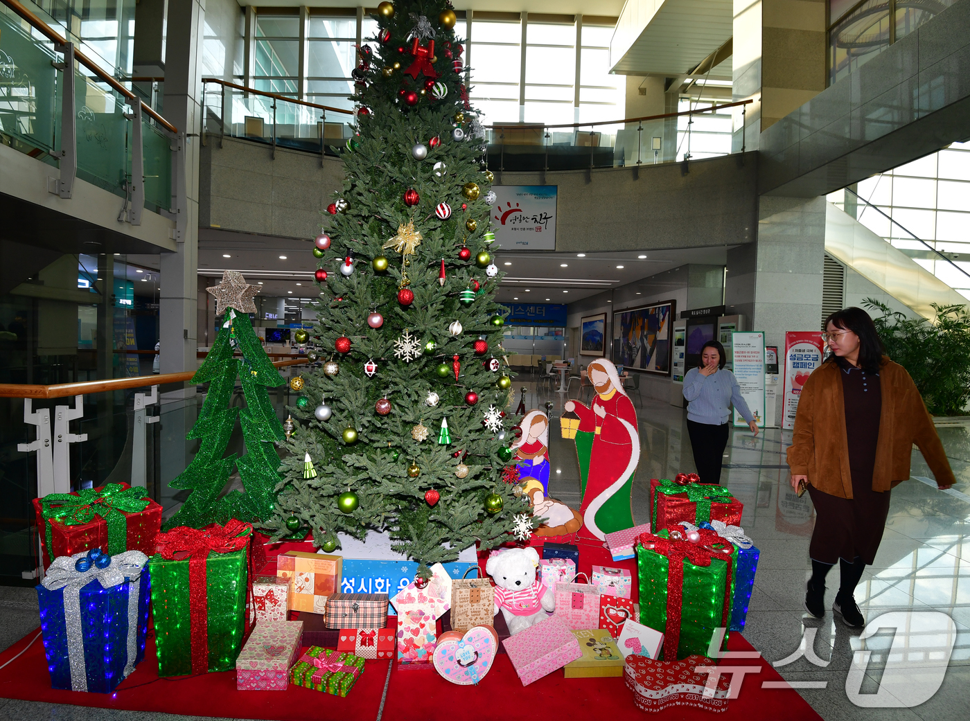 (포항=뉴스1) 최창호 기자 = 11일 경북 포항시청사에서 공무원들이 2층 로비에 설치된 성탄절 트리 옆을 걸어가고 있다. 2025.12.11/뉴스1