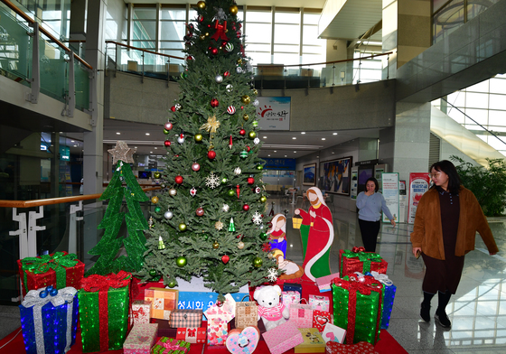 성탄 선물 가득한 포항시청 로비