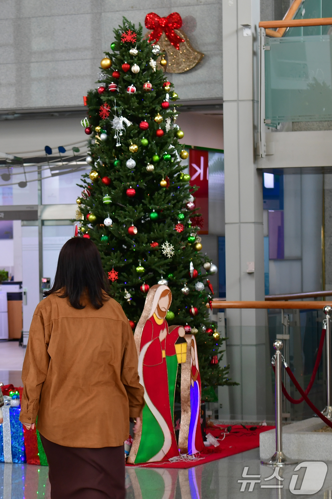 (포항=뉴스1) 최창호 기자 = 11일 경북 포항시청사 2층 로비에 성탄트리가 설치돼 있다. 2025.12.11/뉴스1