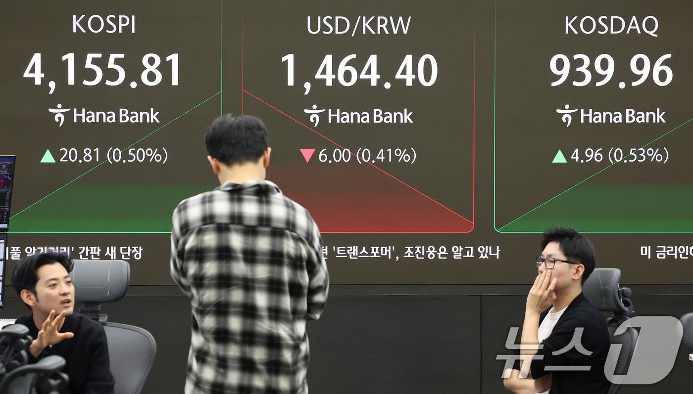 (서울=뉴스1) 장수영 기자 = 11일 오전 서울 중구 하나은행 딜링룸 전광판에 코스피와 코스닥, 원달러환율 시황이 표시되고 있다.이날 코스피는 28.32p(0.68%) 오른 41 …