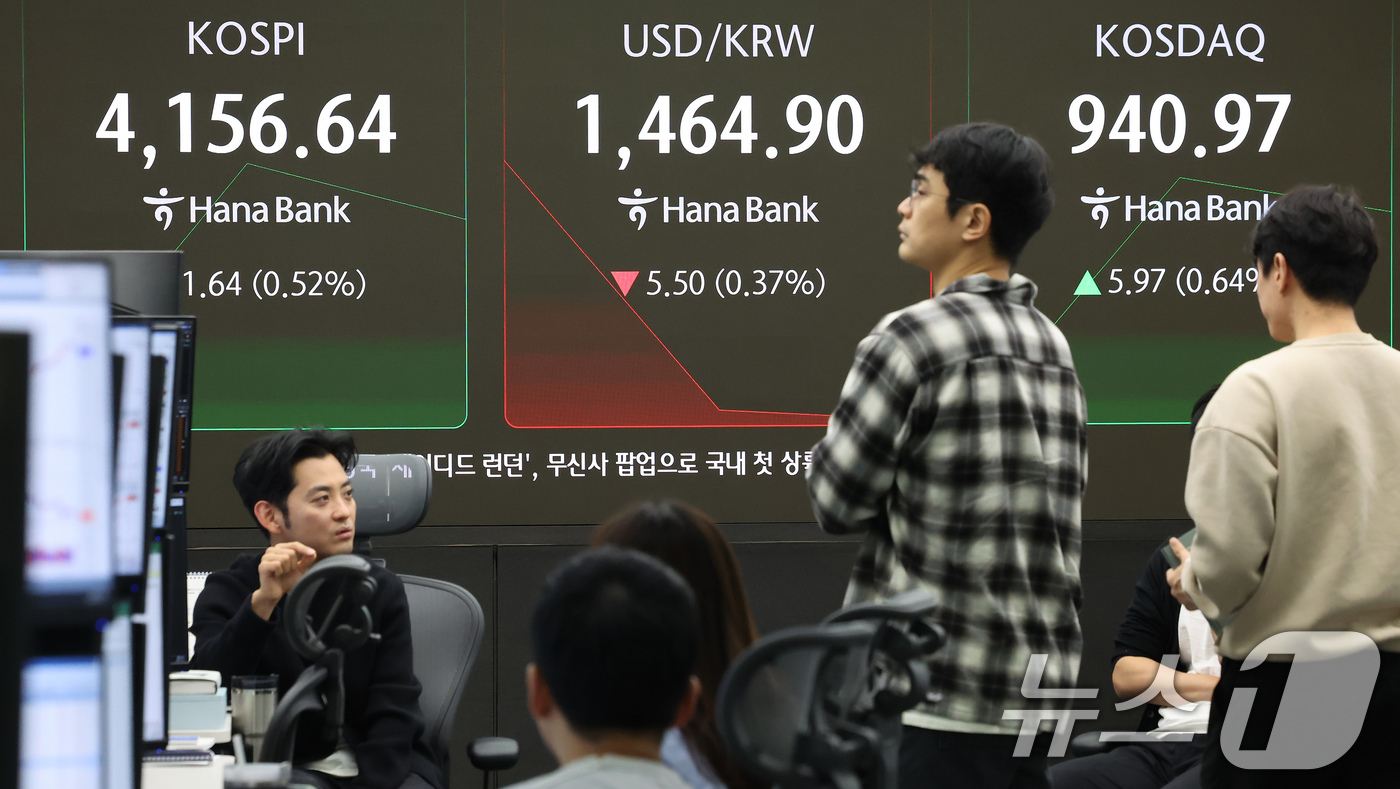 (서울=뉴스1) 장수영 기자 = 11일 오전 서울 중구 하나은행 딜링룸 전광판에 코스피와 코스닥, 원달러환율 시황이 표시되고 있다.이날 코스피는 28.32p(0.68%) 오른 41 …
