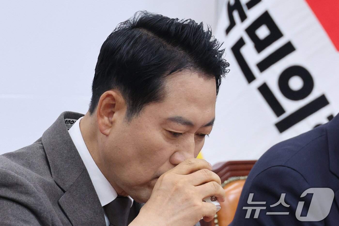 본문 이미지 - 장동혁 국민의힘 대표가 11일 서울 여의도 국회에서 열린 최고위원회의에서 목을 축이고 있다. 2025.12.11/뉴스1 ⓒ News1 신웅수 기자