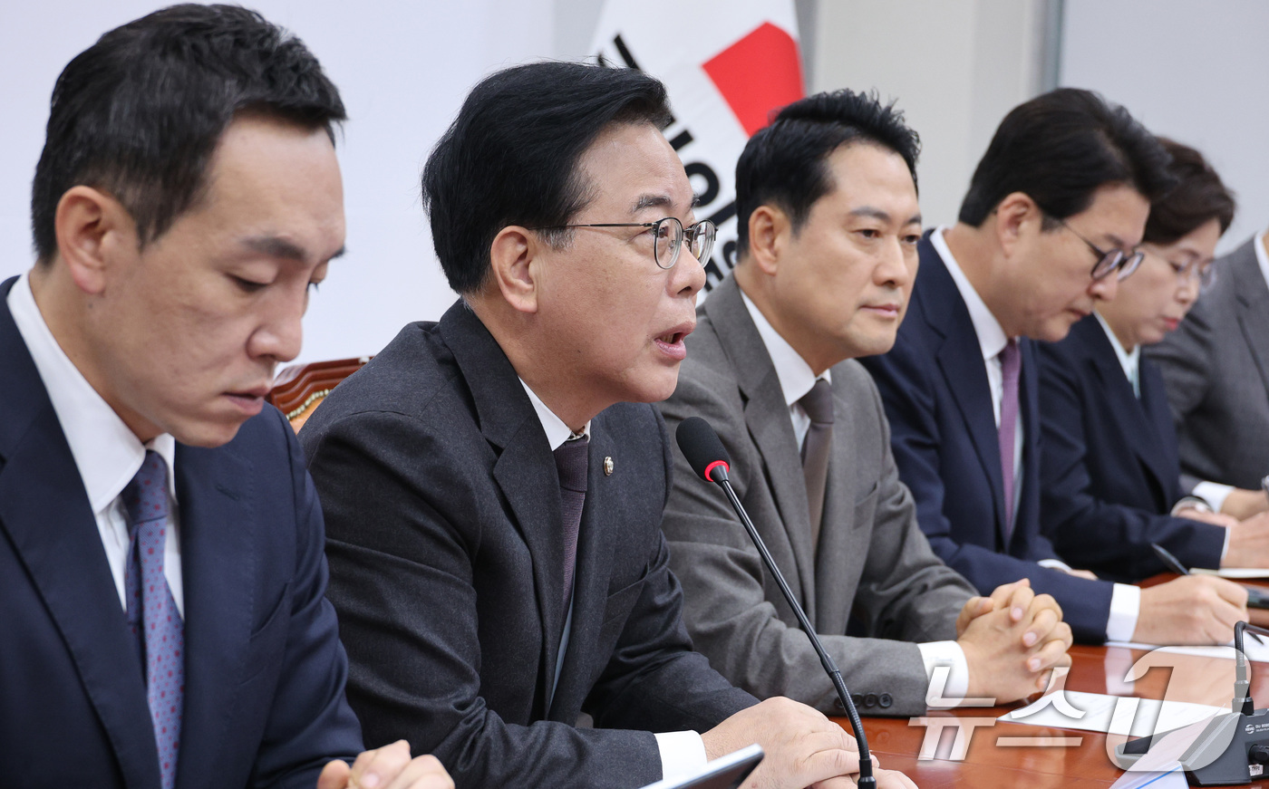 (서울=뉴스1) 신웅수 기자 = 송언석 국민의힘 원내대표가 11일 서울 여의도 국회에서 열린 최고위원회의에서 발언하고 있다. 2025.12.11/뉴스1
