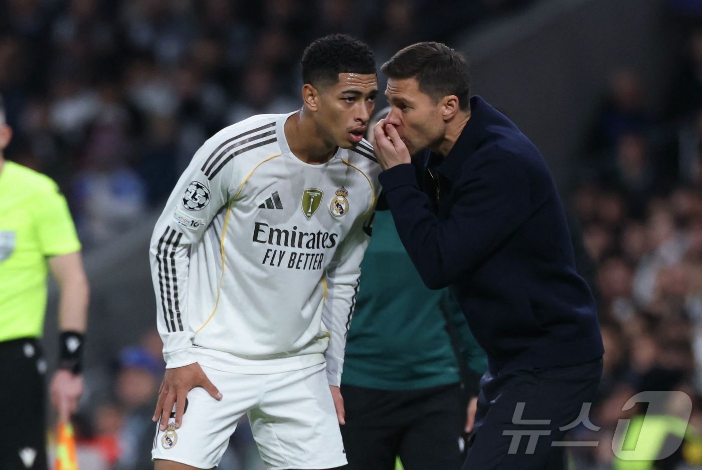 본문 이미지 - 사비 알론소 레알 마드리드 감독과 주드 벨링엄.  ⓒ AFP=뉴스1