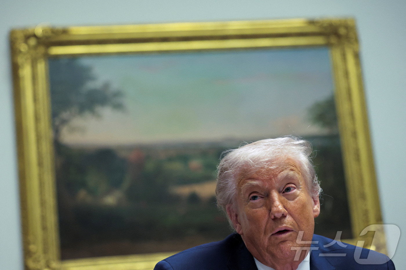 (워싱턴DC 로이터=뉴스1) 김지완 기자 = 10일(현지시간) 도널드 트럼프 미국 대통령이 워싱턴DC 백악관에서 미국 재계 지도자들과 만나고 있다. 2025.12.10ⓒ 로이터=뉴 …