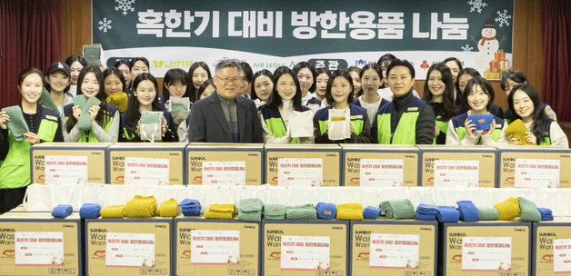 직접 뜬 목도리 이웃에게 전달…진에어, 방한용품 나눔