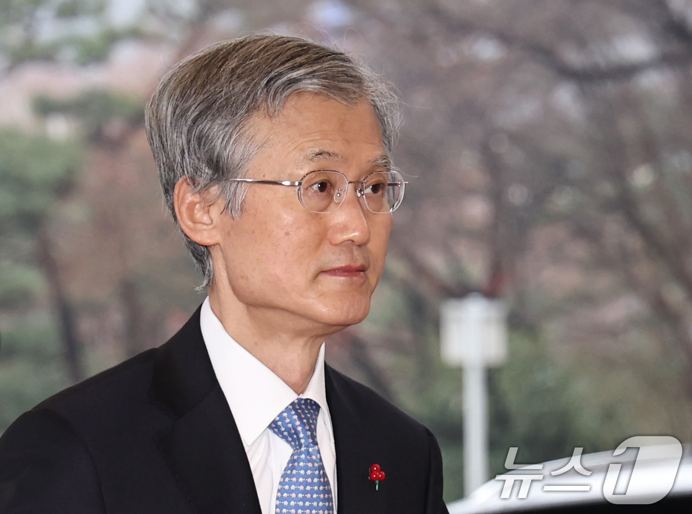 (서울=뉴스1) 구윤성 기자 = 조희대 대법원장이 11일 오전 서울 서초구 대법원으로 출근하고 있다. 2025.12.11/뉴스1