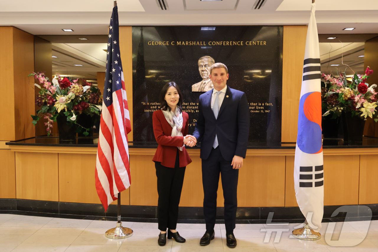 (서울=뉴스1) = 김진아 외교부 제2차관이 지난 10일(현지시간) 미국 워싱턴에서 열린 '제10차 한미 고위급 경제협의회'에서 제이콥 헬버그 미 국무부 경제차관과 기념 촬영하고 …
