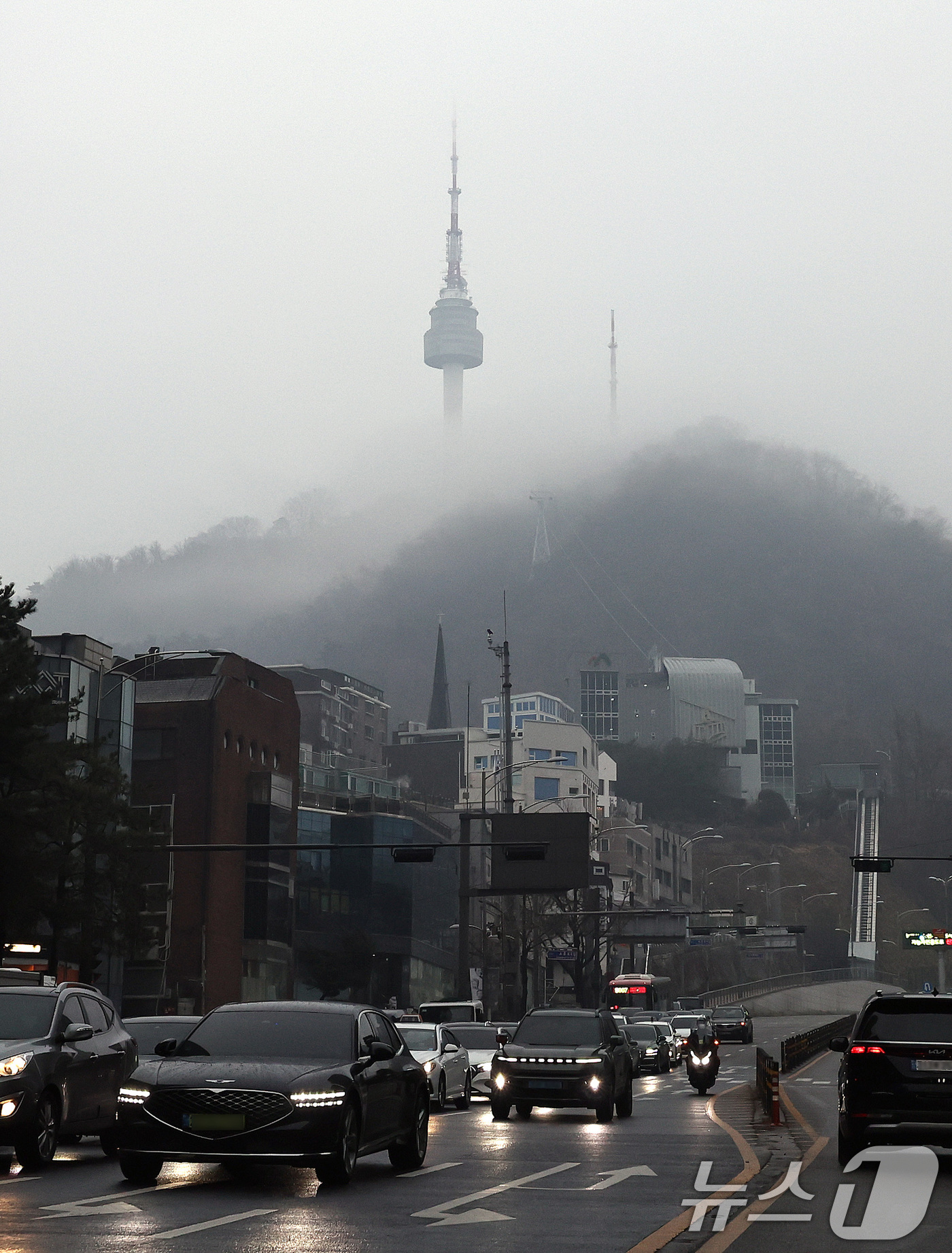 (서울=뉴스1) 구윤성 기자 = 전국 대부분의 지역에 비나 눈이 내린 11일 오전 서울 남산에 비구름이 걸려 있다.  2025.12.11/뉴스1