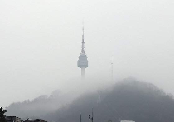 남산 감싼 비구름